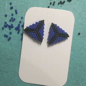 Cercei handmade colectia LINEA Violet Edge – triunghi negru si mov., Bijuterii, Cercei, Cercei din margele, , Cercei triunghiulari lucrati manual din margele Toho, combinatie moderna negru si mov. Design geome..., ARTYNOS