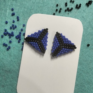 Cercei handmade colectia LINEA Violet Edge � triunghi negru și mov. - bijuterii - cercei - cercei din mărgele - Artynos.ro