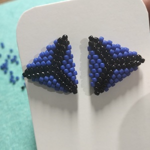 Cercei handmade colectia LINEA Violet Edge � triunghi negru și mov. - bijuterii - cercei - cercei din mărgele - Artynos.ro