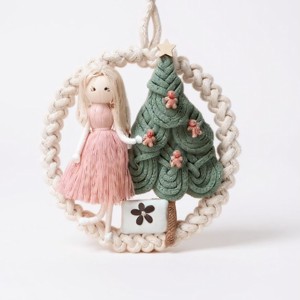 Decorațiune de perete macramé unică de Crăciun cu figurină de fată, pom de Crăciun și miere - crăciun - decorațiuni de crăciun de casă - Artynos.ro