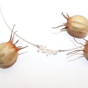 Colier din argint pentru femei cu inscriptie (ENY.030), , , - Greutate: 4,25 g
- Material: argint (925)
- Inaltimea pandantivului: 10 mm
- Produs realizat manu..., ARTYNOS