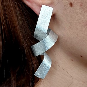 Cercei cu nod ASZIMMETRIC din aluminiu -  - Artynos.ro Cercei cu nod ASZIMMETRIC din aluminiu -  - Artynos.ro