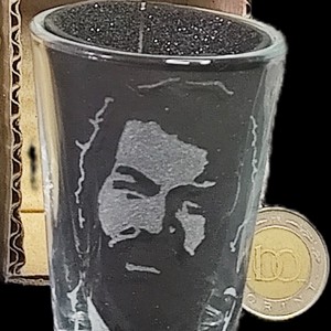 Pahar de băuturi spirtoase din sticlă, cu model Bud Spencer, gravat manual  -  - Artynos.ro