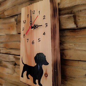 Ceas de perete din lemn cu câine dachshund -  - Artynos.ro
