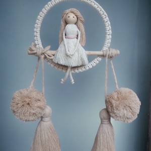 Decorațiuni de perete din macramé natural în ecru și bej - păpușă macramé pe cerc cu ciucuri și pompoane -  - Artynos.ro