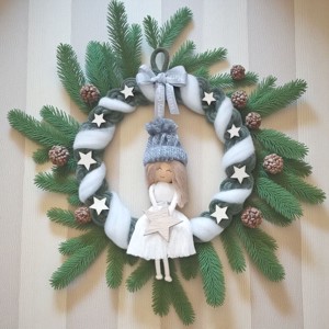 Verde și alb macramé Crăciun decor de perete - fată zâmbitoare în pălărie cu stele de lemn - crăciun - decorațiuni de crăciun de casă - decorațiuni pentru ușă de crăciun - Artynos.ro Verde și alb macramé Crăciun decor de perete - fată zâmbitoare în pălărie cu stele de lemn - crăciun - decorațiuni de crăciun de casă - decorațiuni pentru ușă de crăciun - Artynos.ro