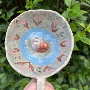 Ceașcă din ceramică cu melc realizată manual - cană unică pictată cu o atmosferă de basm -  - Artynos.ro