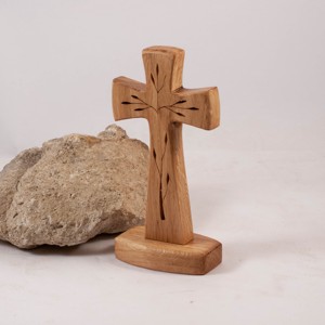 Cruce de lemn pe piedestal cu model, cruce de masă -  - Artynos.ro