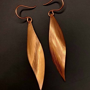 Cercei cu litere din cupru - bijuterii - cercei lungi - Artynos.ro Cercei cu litere din cupru - bijuterii - cercei lungi - Artynos.ro