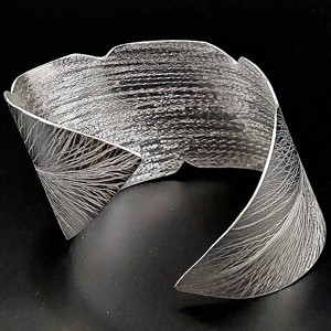 Brățară minimalistă în formă de frunză din aluminiu -  - Artynos.ro Brățară minimalistă în formă de frunză din aluminiu -  - Artynos.ro