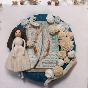 Coroană turcoaz din iută cu păpușă macramé și flori din hârtie vintage -  - Artynos.ro
