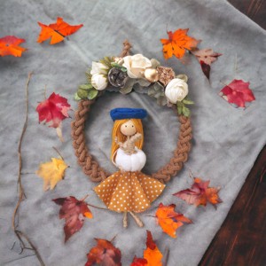 Decorațiune de toamnă pentru ușă din macramé � Fată elegantă cu pălărie, decorată cu dovleci și flori -  - Artynos.ro