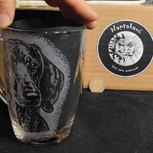 Cană gravată manual cu model de teckel  -  - Artynos.ro