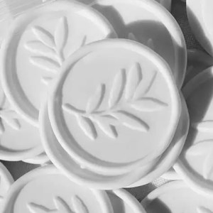 Sigiliu de ceară model de frunze, alb -  - Artynos.ro Sigiliu de ceară model de frunze, alb -  - Artynos.ro