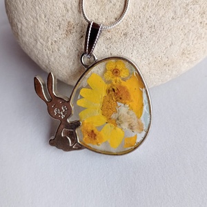 Medalion cu iepurasi si ou cu flori presate in rasina cadou de pasti cadou din inima, Bijuterii, Coliere, Coliere cu pandative, , ARTYNOS