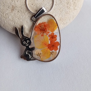 Medalion cu iepurasi si ou cu flori presate in rasina cadou de pasti cadou din inima, Bijuterii, Coliere, Coliere cu pandative, , ARTYNOS