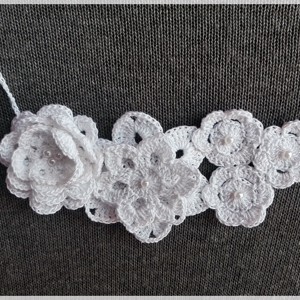 Colier floral alb ca zăpada - accesorii nuntă - bijuterii mireasă - colier mireasă - Artynos.ro