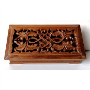 Cutie pentru bijuterii în formă de cufăr celtic, sculptată cu împletituri infinite - arte vizuale și accesorii  - alte arte - Artynos.ro
