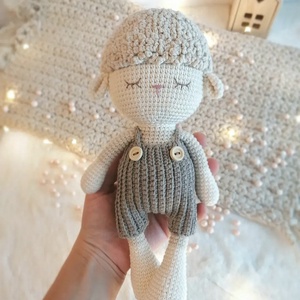 Oita somnoroasa cu salopeta - jucării și echipamente pentru copii - jucării și accesorii pentru copii - păpuși de joacă - Artynos.ro