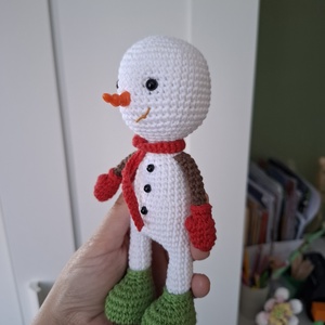 Om de zpada crosetat manual, 17cm  - accesorii de crăciun - cadou tematic de moș crăciun, decorațiuni - cadouri de moș crăciun - Artynos.ro