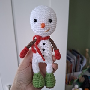 Om de zpada crosetat manual, 17cm  - accesorii de crăciun - cadou tematic de moș crăciun, decorațiuni - cadouri de moș crăciun - Artynos.ro