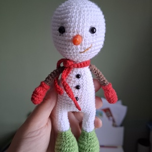 Om de zpada crosetat manual, 17cm  - accesorii de crăciun - cadou tematic de moș crăciun, decorațiuni - cadouri de moș crăciun - Artynos.ro