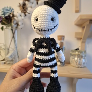 Papusica gotica crosetata manual, 17cm  - accesorii de crăciun - cadou tematic de moș crăciun, decorațiuni - cadouri de moș crăciun - Artynos.ro