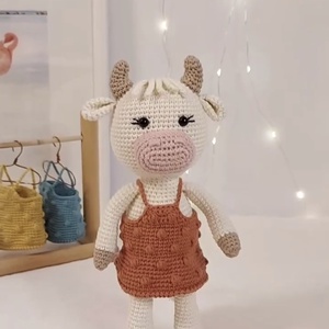 Vacuta crosetata manual - jucării și echipamente pentru copii - plușuri - păpușă croșetată, păpușă de pluș - Artynos.ro