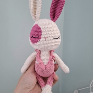 Iepuras crosetat 22cm - jucării și echipamente pentru copii - plușuri - iepure de pluș - Artynos.ro