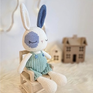 Iepuras crosetat 22cm, cu salopeta  - decor de sărbători - decorațiuni de paște - iepuraș de paște - Artynos.ro