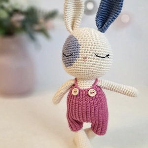 Iepuras crosetat 22cm, cu salopeta  - decor de sărbători - decorațiuni de paște - iepuraș de paște - Artynos.ro