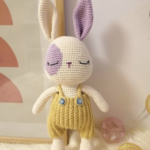 Iepuras crosetat 22cm, cu salopeta  - decor de sărbători - decorațiuni de paște - iepuraș de paște - Artynos.ro