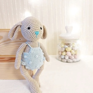 Iepuras crosetat manual 19cm, cu salopeta  - jucării și echipamente pentru copii - plușuri - iepure de pluș - Artynos.ro