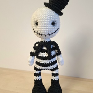 Papusica Goth, crosetata manual, Jucarii si echipamente pentru copii, Jucarii si accesorii pentru copii, Papusi de joaca, Crosetat, ARTYNOS