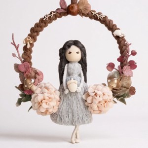 Decoratiune de perete din macramé de toamna � papusa din macramé pe un inel maro, decorata cu piersici aurii - Artynos.ro