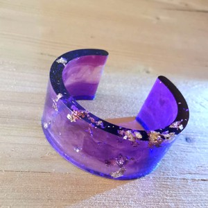 Bratara epoxidica. Violet cu patal auriu si sclipici. - Artynos.ro