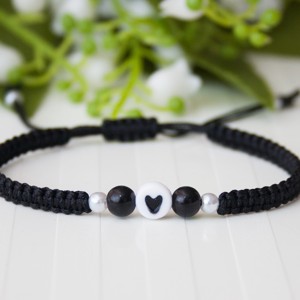 Bratara macramé impletita - Hearts negru, , , Bratara este realizata din fir gros de 1 mm cu noduri macramé. Se inchide cu o incuietoare glisanta..., ARTYNOS