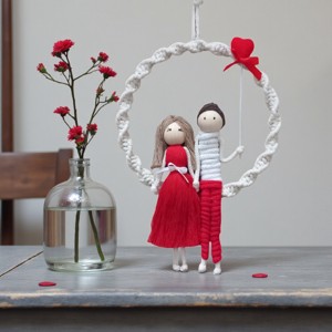 Decoratiune unica pentru perete de Ziua Indragostitilor � Cuplu personalizabil din macramé cu inimi rosii, Casa & Stil de viata, Decoratiuni de casa, Decoratiuni de pereti, Decor de pereti, macrame, , ARTYNOS