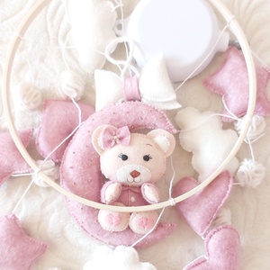 Carusel bebelusi. Carusel bebelusi handmade premium. Carusel fetite. Carusel baietei. Carusel ursulet. Carusel fetru, Casa & Stil de viata, Echipament pentru camera copiilor, Decoratiuni de camera, Broderie, Cusatura, Un mic colt de vis pentru primele nopti linistite ale bebeluaului.
Acest carusel delicat este creat..., ARTYNOS