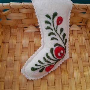 Gyapjúfilc csizma szűrhímzéssel, Accesorii de Craciun, Decoratiuni de Craciun de casa, Decoratiuni pentru pomul de Craciun, Broderie, Cusatura, ARTYNOS