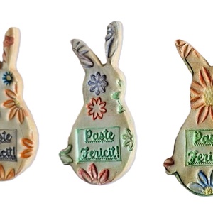 Iepurași înflorați Paște Fericit din lut, cu magnet, model 1 - decor de sărbători - decorațiuni de paște - iepuraș de paște - Artynos.ro