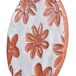 Ou decorativ din lut, cu magnet, model popular inflorat - Artynos.ro