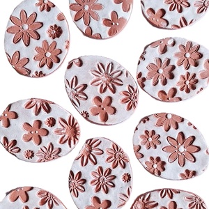 Ou decorativ din lut, cu magnet, model popular înflorat -  - Artynos.ro