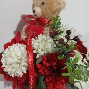 Cutie Rotundă Roșie Cu Gerbera și Ursuleț Din Pluș - casă & stil de viață - decorațiuni de casă - decorațiuni de masă și rafturi - cutii de decor - Artynos.ro