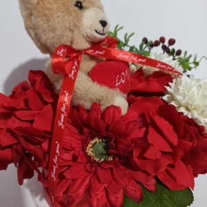 Cutie Rotundă Roșie Cu Gerbera și Ursuleț Din Pluș - casă & stil de viață - decorațiuni de casă - decorațiuni de masă și rafturi - cutii de decor - Artynos.ro