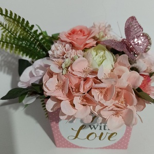 CUTIE ROZ WITH LOVE CU FLORI ROZ, Casa & Stil de viata, Decoratiuni de casa, Accesorii florale, Cutii cu flori, Aranjament de flori, ARTYNOS