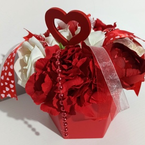 Cutie Tip Hexagon Roșie Cu Flori Albe și Roșii - casă & stil de viață - decorațiuni de casă - accesorii florale - cutii cu flori - Artynos.ro