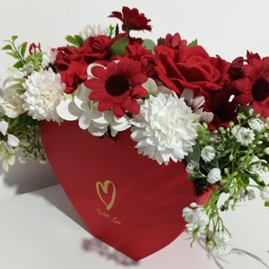 CUTIE TIP INIMĂ CU TRANDAFIRI ROȘII, DALII ALBE ȘI FLORICELE - casă & stil de viață - decorațiuni de casă - accesorii florale - cutii cu flori - Artynos.ro