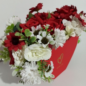 CUTIE TIP INIMĂ CU TRANDAFIRI ROȘII, DALII ALBE ȘI FLORICELE - casă & stil de viață - decorațiuni de casă - accesorii florale - cutii cu flori - Artynos.ro