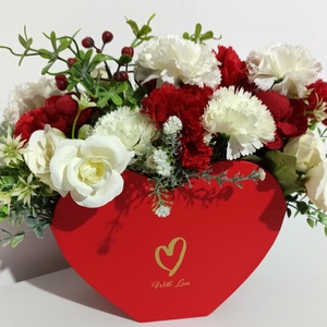 Cutie Tip Inima Cu Garoafe Albe si Rosii, Casa & Stil de viata, Decoratiuni de casa, Accesorii florale, Cutii cu flori, Aranjament de flori, ARTYNOS